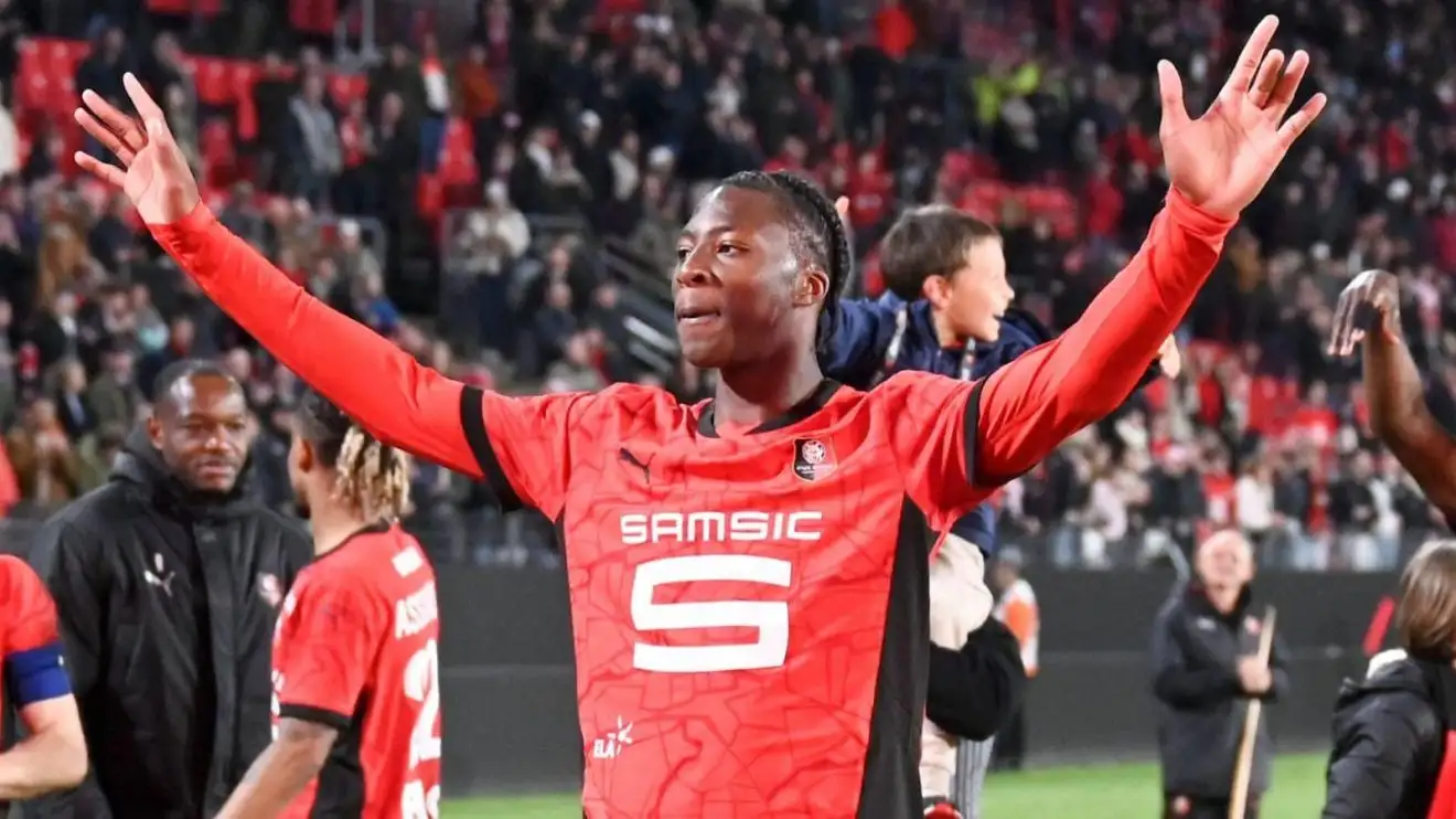 Tiga Rekrutan Man Utd: Bek Tiba di Carrington, Tawaran £26 Juta