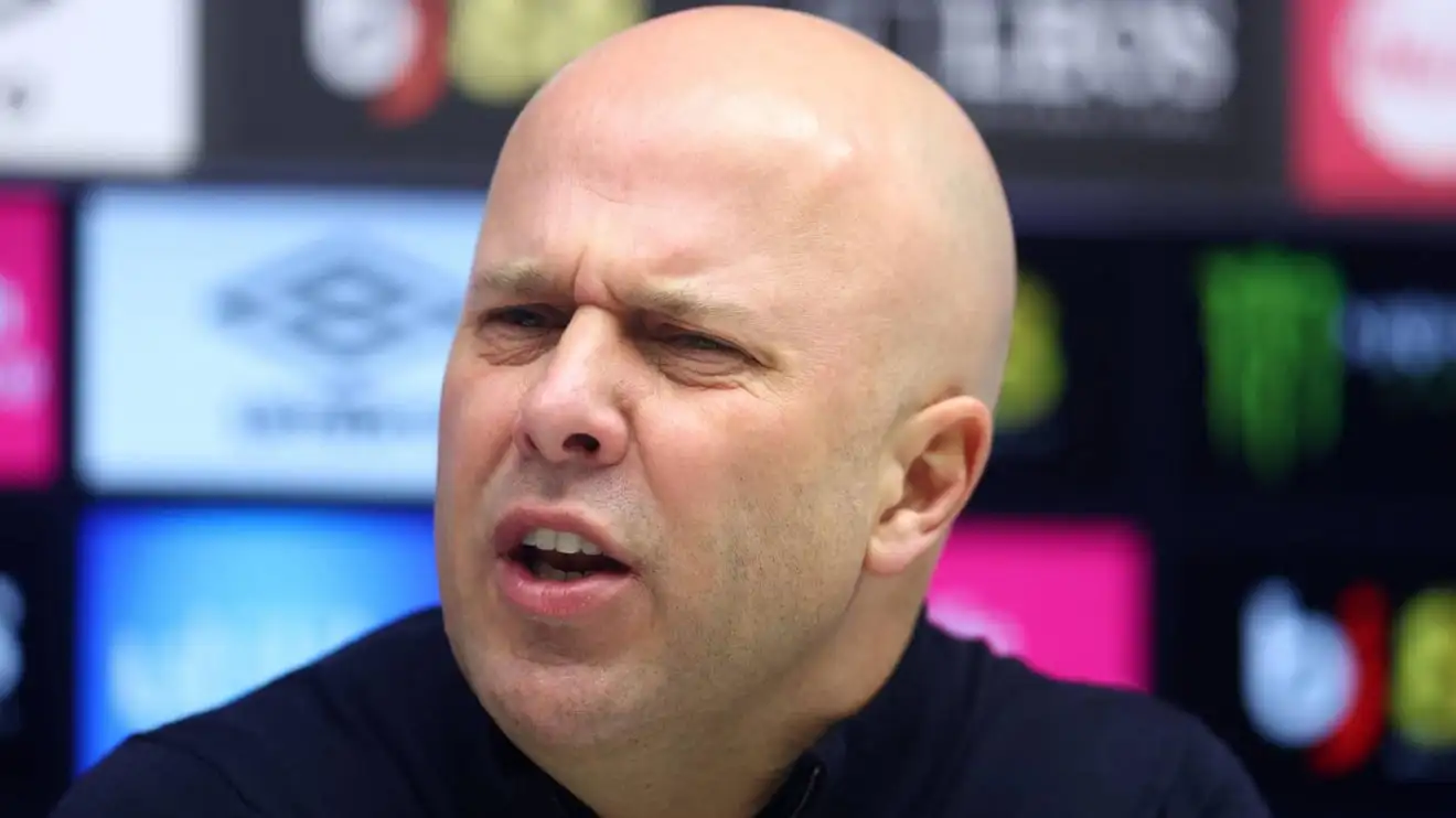 Liverpool Incar Bek Baru Saat Pembaruan Nasib Arne Slot